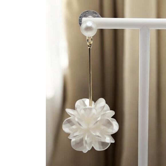 Pearl Flower Gold Drop Dangle Pearl Cluster Earrings - Picture 4 of 5